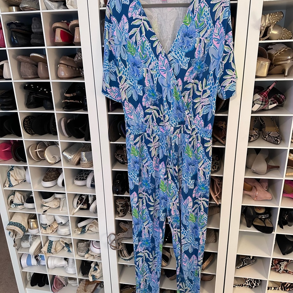 Lilly Pulitzer jumpsuit size large EUC. Wore twice and dry cleaned